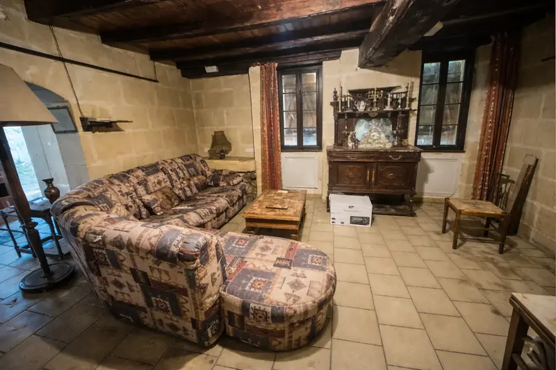 Avant - Salon encombré